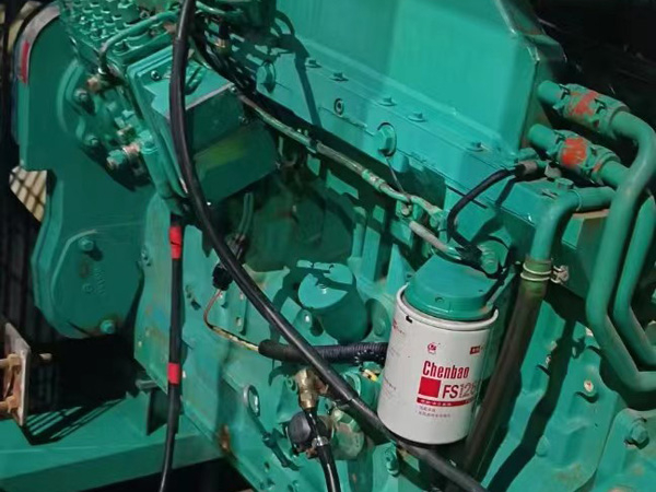 胡场镇如何确定新的发电机组控制系统是否与原系统兼容？