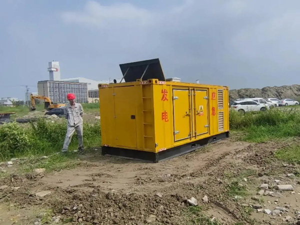 胡场镇200KW柴油发电机机组每小时的油耗量受哪些因素影响？